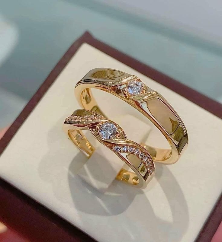 Duo d’alliances en or, l’une sertie de diamants