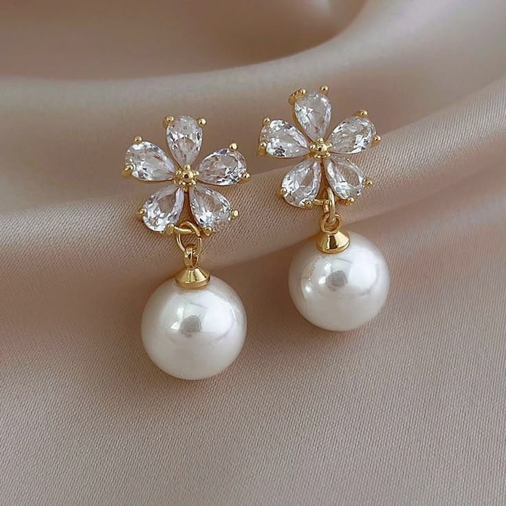Boucles d’oreilles fleur en zircon terminées par une perle